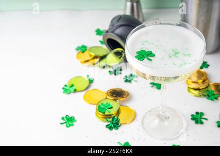 Patrick Day Alcohol Bar Getränkekarte, Party-Einladung, goldgrüner Cocktail garniert mit Shamrock, grüner Zuckerstreusel, für St. Patrick's Day Celeb Stockfoto