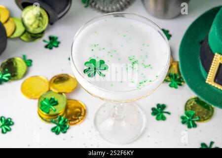 Patrick Day Alcohol Bar Getränkekarte, Party-Einladung, goldgrüner Cocktail garniert mit Shamrock, grüner Zuckerstreusel, für St. Patrick's Day Celeb Stockfoto