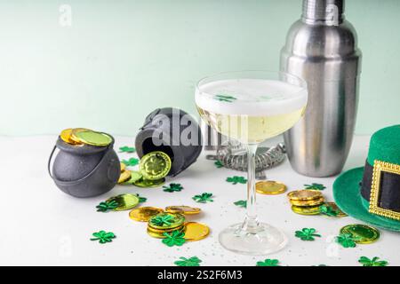Patrick Day Alcohol Bar Getränkekarte, Party-Einladung, goldgrüner Cocktail garniert mit Shamrock, grüner Zuckerstreusel, für St. Patrick's Day Celeb Stockfoto
