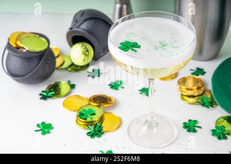 Patrick Day Alcohol Bar Getränkekarte, Party-Einladung, goldgrüner Cocktail garniert mit Shamrock, grüner Zuckerstreusel, für St. Patrick's Day Celeb Stockfoto