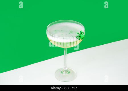 Patrick Day Alcohol Bar Getränkekarte, Party-Einladung, goldgrüner Cocktail garniert mit Shamrock, grüner Zuckerstreusel, für St. Patrick's Day Celeb Stockfoto