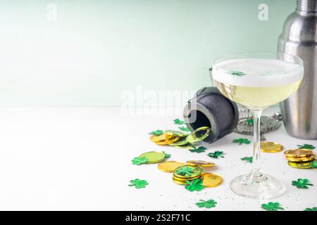 Patrick Day Alcohol Bar Getränkekarte, Party-Einladung, goldgrüner Cocktail garniert mit Shamrock, grüner Zuckerstreusel, für St. Patrick's Day Celeb Stockfoto