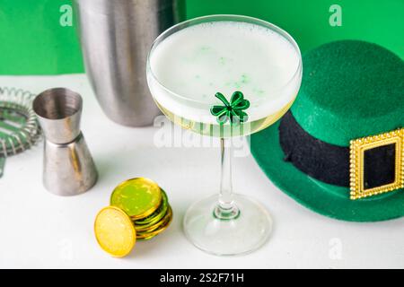 Patrick Day Alcohol Bar Getränkekarte, Party-Einladung, goldgrüner Cocktail garniert mit Shamrock, grüner Zuckerstreusel, für St. Patrick's Day Celeb Stockfoto