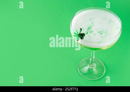 Patrick Day Alcohol Bar Getränkekarte, Party-Einladung, goldgrüner Cocktail garniert mit Shamrock, grüner Zuckerstreusel, für St. Patrick's Day Celeb Stockfoto