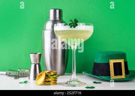 Patrick Day Alcohol Bar Getränkekarte, Party-Einladung, goldgrüner Cocktail garniert mit Shamrock, grüner Zuckerstreusel, für St. Patrick's Day Celeb Stockfoto