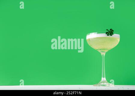 Patrick Day Alcohol Bar Getränkekarte, Party-Einladung, goldgrüner Cocktail garniert mit Shamrock, grüner Zuckerstreusel, für St. Patrick's Day Celeb Stockfoto