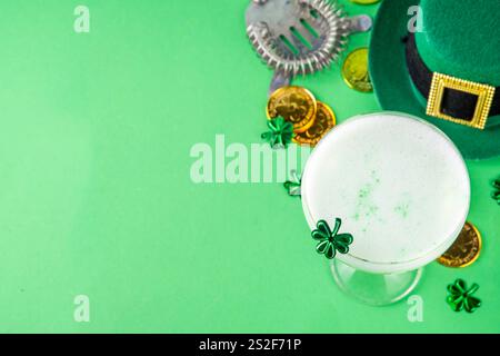 Patrick Day Alcohol Bar Getränkekarte, Party-Einladung, goldgrüner Cocktail garniert mit Shamrock, grüner Zuckerstreusel, für St. Patrick's Day Celeb Stockfoto