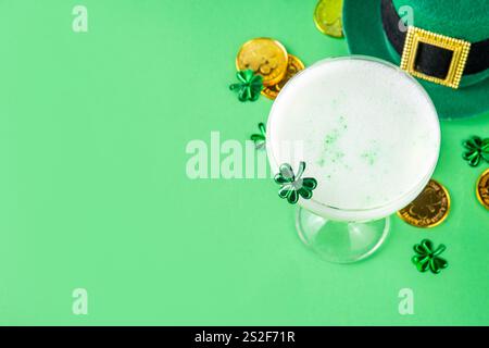 Patrick Day Alcohol Bar Getränkekarte, Party-Einladung, goldgrüner Cocktail garniert mit Shamrock, grüner Zuckerstreusel, für St. Patrick's Day Celeb Stockfoto