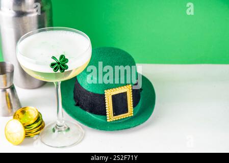 Patrick Day Alcohol Bar Getränkekarte, Party-Einladung, goldgrüner Cocktail garniert mit Shamrock, grüner Zuckerstreusel, für St. Patrick's Day Celeb Stockfoto