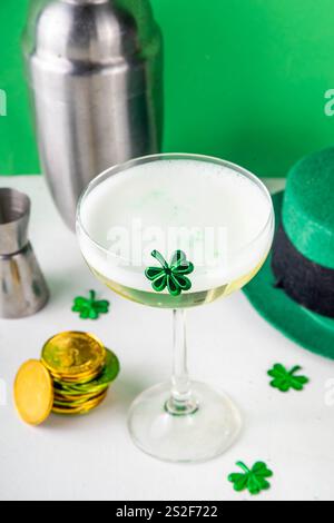Patrick Day Alcohol Bar Getränkekarte, Party-Einladung, goldgrüner Cocktail garniert mit Shamrock, grüner Zuckerstreusel, für St. Patrick's Day Celeb Stockfoto