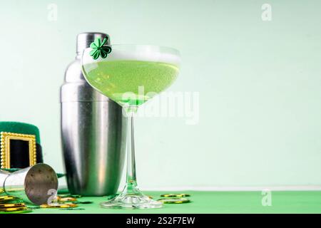 Patrick Day Alcohol Bar Getränkekarte, Party-Einladung, goldgrüner Cocktail garniert mit Shamrock, grüner Zuckerstreusel, für St. Patrick's Day Celeb Stockfoto