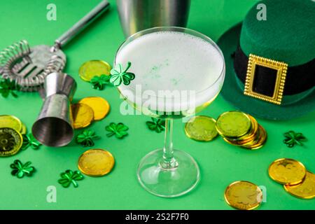 Patrick Day Alcohol Bar Getränkekarte, Party-Einladung, goldgrüner Cocktail garniert mit Shamrock, grüner Zuckerstreusel, für St. Patrick's Day Celeb Stockfoto