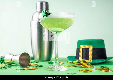 Patrick Day Alcohol Bar Getränkekarte, Party-Einladung, goldgrüner Cocktail garniert mit Shamrock, grüner Zuckerstreusel, für St. Patrick's Day Celeb Stockfoto