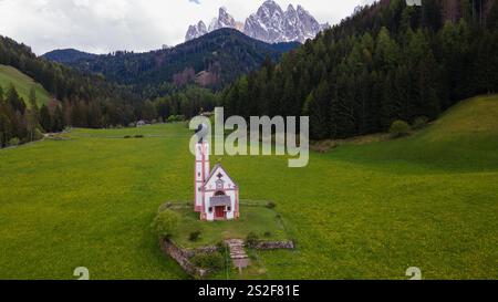 Saint Magdalena ist ein malerisches Dorf in den Dolomiten, einem Gebirgszug im Nordosten Italiens. Stockfoto