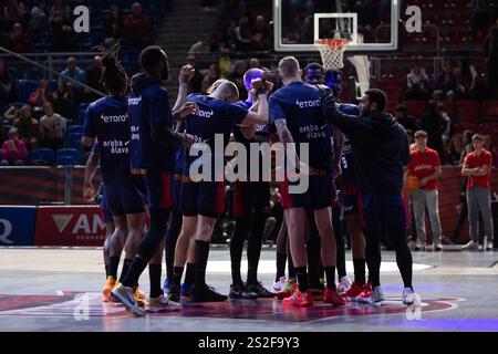 6. Januar 2025, Vitoria Gasteiz, Baskenland - Alava, Spanien: Baskonia Roster. Während des Sieges von Real Madrid über Baskonia 82 - 89 in der Liga Endesa 2024/25 reguläres Saisonspiel (15. Tag) in der Fernando Buesa Arena (Vitoria Gasteiz Spanien). Januar 2025. (Foto: © Juan Carlos GarcÃ­A Mate/Pacific Press via ZUMA Press Wire) NUR REDAKTIONELLE VERWENDUNG! Nicht für kommerzielle ZWECKE! Stockfoto