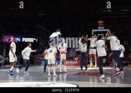 6. Januar 2025, Vitoria Gasteiz, Baskenland - Alava, Spanien: Real Madrid Roster. Während des Sieges von Real Madrid über Baskonia 82 - 89 in der Liga Endesa 2024/25 reguläres Saisonspiel (15. Tag) in der Fernando Buesa Arena (Vitoria Gasteiz Spanien). Januar 2025. (Foto: © Juan Carlos GarcÃ­A Mate/Pacific Press via ZUMA Press Wire) NUR REDAKTIONELLE VERWENDUNG! Nicht für kommerzielle ZWECKE! Stockfoto