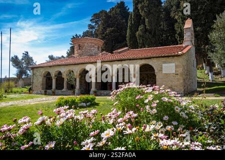 Das Marienkloster auf der Insel Zvernec in Albanien. Auch bekannt als Kloster der Dormition von Theotokos Maria. Es ist ein großes kulturelles und Stockfoto