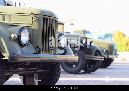 Foto der Kabinen von drei militärischen off-road Fahrzeuge aus der Zeit der Sowjetunion. Seitenansicht der militärischen Autos vom Vorderrad Stockfoto