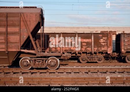 Detaillierte Foto von Eisenbahn Güterwagen. Ein Fragment der Komponenten der Güterwagen auf der Eisenbahn bei Tageslicht Stockfoto