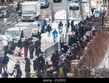 Freiwillige verteilen am Heiligabend, Dienstag, den 24. Dezember 2024, vor der Kirche der Heiligen Apostel in Chelsea in New York Kleidung, Decken und andere Ausrüstung an Obdachlose und Arme. (© Richard B. Levine) Stockfoto