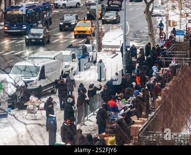 Freiwillige verteilen am Heiligabend, Dienstag, den 24. Dezember 2024, vor der Kirche der Heiligen Apostel in Chelsea in New York Kleidung, Decken und andere Ausrüstung an Obdachlose und Arme. (© Richard B. Levine) Stockfoto
