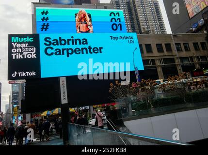 Werbung für die Social-Media-Plattform TikTok am Times Square in New York am Sonntag, 29. Dezember 2024. (© Richard B. Levine) Stockfoto