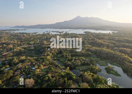 Nicaraguanische Naturlandschaft mit Mombacho-Vulkan bei Sonnenuntergang mit Drohnenblick Stockfoto