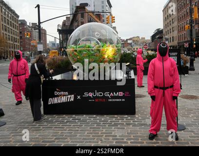 Markenaktivierung für Netflix Squid Game 2 und Doritos’ Dinamita Snack Zusammenarbeit im Meatpacking District in New York am Mittwoch, den 18. Dezember 2024. Staffel 2 der beliebten Streaming-Show Premiere am 26. Dezember. (© Richard B. Levine) Stockfoto