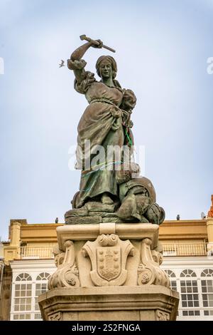 Galicien, Spanien - 23. August 2024: Vorderansicht der Maria-Pita-Statue auf dem Hauptplatz von Curuna Stockfoto