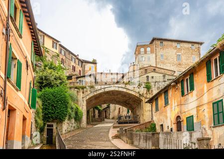 Wunderschöne Stadtlandschaft des mittelalterlichen Aquädukts von Perugia, Umbrien, Italien Stockfoto