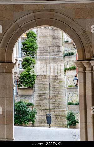 Wunderschöner Bogen, der zur Treppe auf dem Hauptplatz Praza de Maria Pita in Coruna, Galicien, Spanien führt Stockfoto