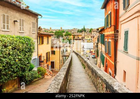 Wunderschöne Stadtlandschaft des mittelalterlichen Aquädukts von Perugia, Umbrien - Italien Stockfoto