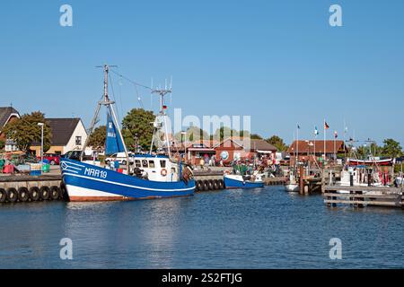 Maasholm, Schleswig-Holstein, Deutschland - 2. September 2021: Blick auf den belebten Hafen von Maasholm an der Mündung der Schlei Stockfoto