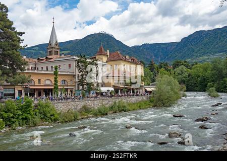 Meran, Trentino-Südtirol, Italien - 22. Mai 2019: Blick auf die geschäftige Stadt Meran an der Passer. Stockfoto