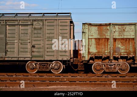 Detaillierte Foto von Eisenbahn Güterwagen. Ein Fragment der Komponenten der Güterwagen auf der Eisenbahn bei Tageslicht Stockfoto