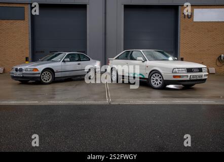 BMW 3er 1990er und Audi 80er Coupés. Moderne klassische Retro-Autos Stockfoto