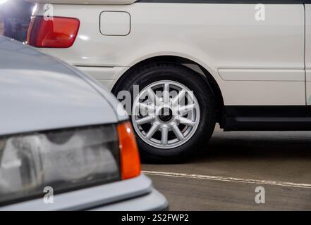 BMW 3er 1990er und Audi 80er Coupés. Moderne klassische Retro-Autos Stockfoto