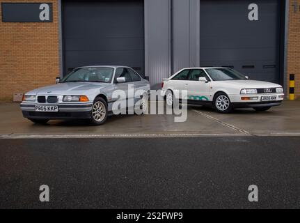 BMW 3er 1990er und Audi 80er Coupés. Moderne klassische Retro-Autos Stockfoto