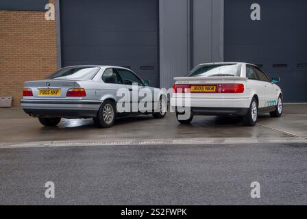 BMW 3er 1990er und Audi 80er Coupés. Moderne klassische Retro-Autos Stockfoto