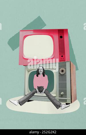 Trendkunstwerk Poster Composite Sketch Bild Collage der alten Frau Sit Display Retro Vintage TV Übertragung Nachrichtentechnologie Stockfoto
