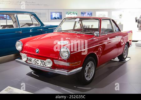 München - 09-08-2016 - der Rote BMW 700, auch BMW LS genannt, wird im BMW Museum in München gezeigt Stockfoto