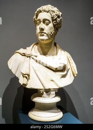 Die Büste von Commodus - Weißer Lunense-Marmor - die Büste zeigt einen jungen Kaiser Commodus (180–192 n. Chr.) mit einer barbula (kleiner Bart), dicken lockigen Haaren und prallen Augen, die ihm seinen charakteristischen Blick geben, der skulpturale Typ wurde zu Beginn der Herrschaft von Commodus nach 180 n. Chr. geschaffen - Nationales Römisches Museum im Palazzo Massimo alle Terme - Rom, Italien Stockfoto