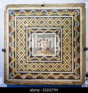Bodenmosaik mit Büste von Dionysos - Rom. Von der Via Flaminia. 3. Jahrhundert n. Chr. - das nationale Römische Museum im Palazzo Massimo alle Terme - Rom, Italien Stockfoto