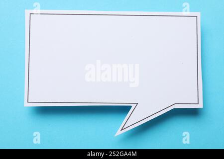 Leere Sprechblase auf hellblauem Hintergrund. Leerzeichen für Text Stockfoto