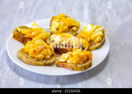 Ein minimalistischer Frühstücksklassiker, Brot, Rührei und Kaffee Stockfoto