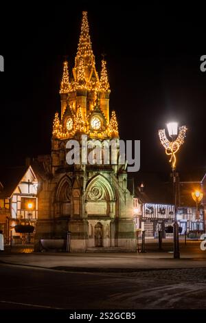 Beleuchteter Uhrenturm mit Weihnachts- und Winterbeleuchtung im historischen Stratford-upon-Avon in Warwickshire Stockfoto