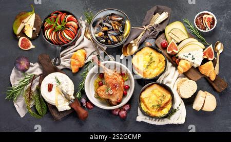 Französische Essensauswahl auf dunklem Hintergrund. Traditionelles Küchenkonzept. Stockfoto