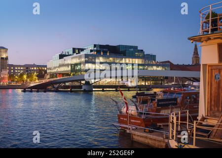 Kopenhagen, Dänemark - BLOX / Dänisches Architekturzentrum von OMA in der Abenddämmerung mit Lille Langebro Brücke von WilkinsonEyre Stockfoto