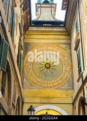 Astronomische Uhr im Uhrenturm auf der Piazza della Loggia, Brescia, Italien. Stockfoto