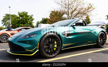 Chicago, Illinois, USA - 08. September 2024: 2023 Aston Martin V8 Vantage F1 Edition Cabriolet, Eckansicht. Aston Martin V8 Vantage. Convertibl Stockfoto